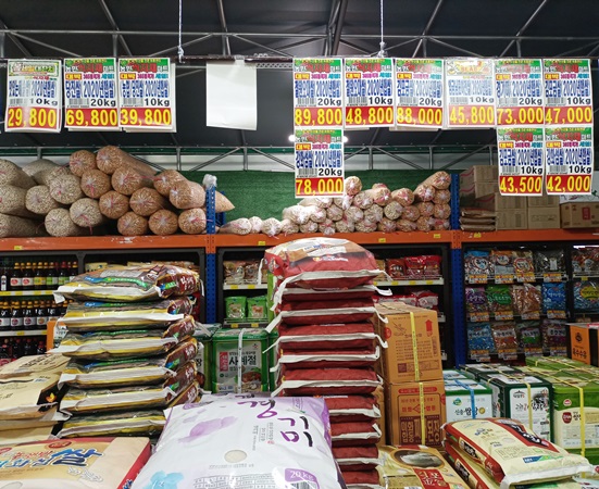 쌀 코너에 게시된 다양한 상품의 가격, 브랜드명, 품종 등이 표시되어 있다