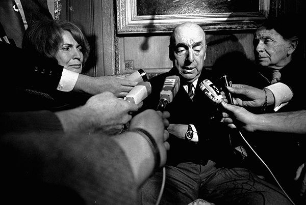 사진은 지난 1971년 노벨문학상 수상자로 선정된 뒤 파리에서 기자들과 만난 네루다 당시 프랑스 주재 칠레 대사.