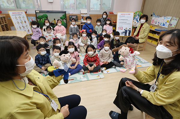 10일 오전 광주 북구청어린이집에서 북구청 아동보호팀 직원들과 지역 경찰이 아이들에게 아동학대 대처법을 인형극으로 설명하고 있다.