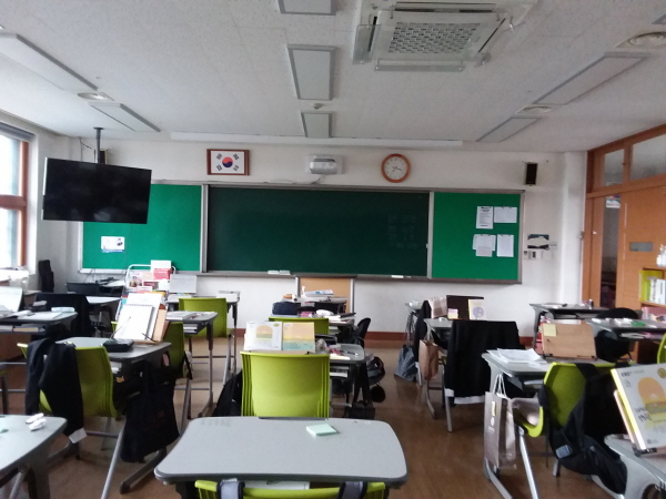 교실이 항상 시험대형으로 배치되어 있어, 앞뒤좌우 간격이 벌어져있다.