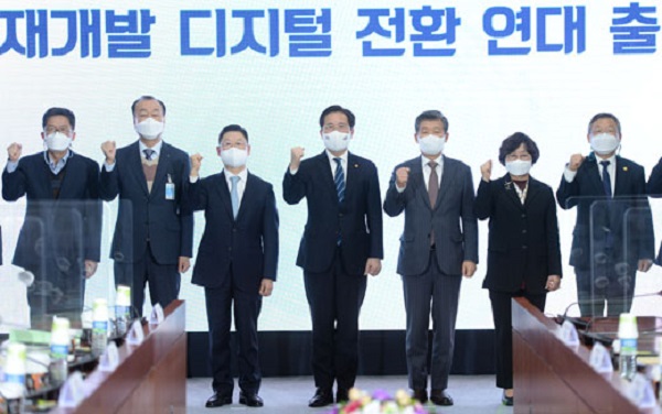 성윤모 산업통상자원부 장관(가운데)이 15일 대전 화학연구원 대회의실에서 열린 민관 합동 ‘소재개발 디지털 전환 연대 출범식’에서 참석자들과 기념촬영을 하고 있다. (사진=산업통상자원부)