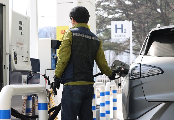 수소경제육성 및 수소안전관리에 관한 법률이 올 2월 초부터 시행된 가운데, 11일 한 시민이 서울시 상암동 수소충전소에서 수소전기차를 충전하고 있다.(사진=국민소통실)