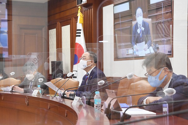 홍남기 부총리 겸 기획재정부 장관이 15일 정부서울청사에서 열린 ‘제221차 대외경제장관회의’를 주재, 모두발언을 하고 있다. (사진=기획재정부)