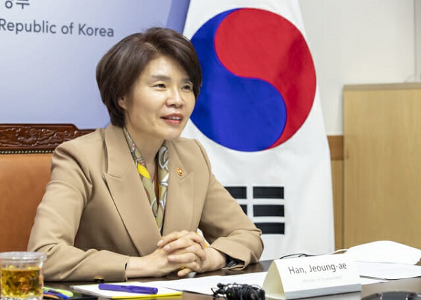 한정애 환경부 장관이 16일 오후 한강홍수통제소에서 황룬치우 중국 생태환경부 장관과 화상회의로 만나, 미세먼지 대응 강화 방안을 논의하고 있다.(사진=환경부)