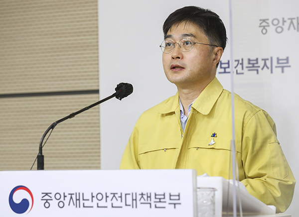 윤태호 중앙사고수습본부 방역총괄반장이 중앙재난안전대책본부 정례브리핑을 하고 있다.