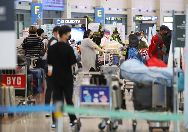 인천국제공항이 입국객들로 붐비고 있다.(사진=저작권자(c) 연합뉴스, 무단 전재-재배포 금지)