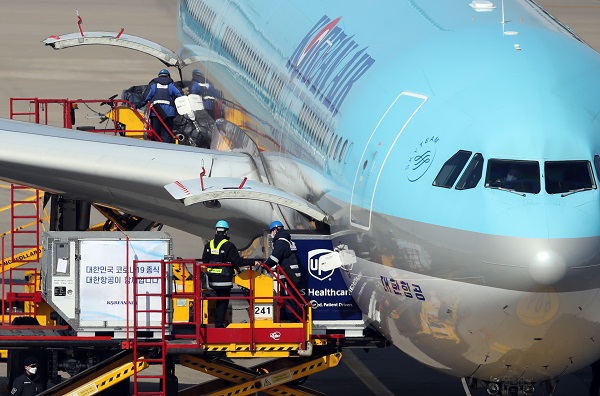 지난달 26일 영종도 인천국제공항 화물터미널에서 국제백신공급기구인 ‘코백스 퍼실리티’를 통해 확보한 화이자 백신 초도 물량이 대한항공 화물기에서 내려지고 있다.(사진=저작권자(c) 연합뉴스, 무단 전재-재배포 금지)