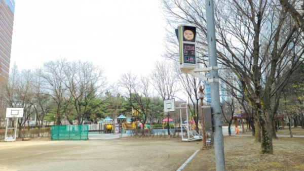 대구시 달서구 동네 공원에 미세먼지 신호등이 설치되어 있다