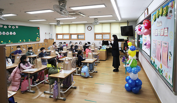 지난 2일 오전 경기도 수원시 팔달구 매여울초등학교 1학년 교실에서 입학식이 진행되고 있다.
