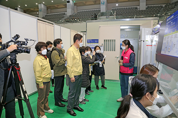 18일 경북 포항시 남구 포항실내체육관에 설치된 코로나19 예방접종센터에서 열린 예방접종 모의훈련에서 중앙부처에서 파견된 평가단이 백신 준비상황을 꼼꼼하게 점검하고 있다.