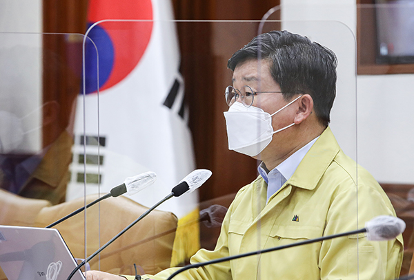 전해철 중앙재난안전대책본부 제2차장(행정안전부 장관)이 코로나19 대응 중앙재난안전대책본부 회의를 주재하고 있다.