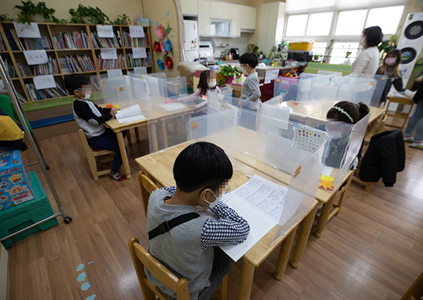 서울의 한 초등학교에서 학생들이 돌봄교실 수업을 듣고 있다.