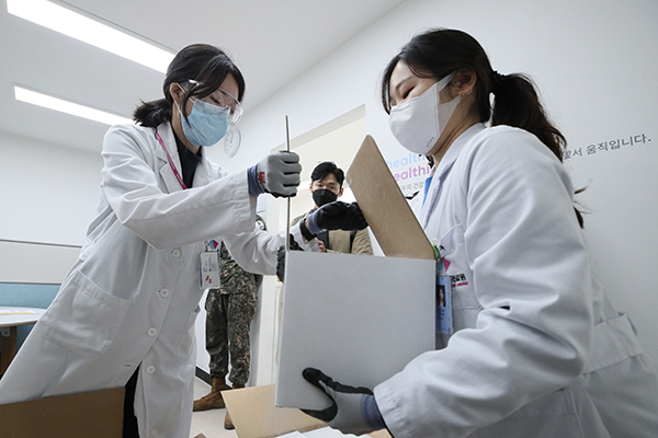 24일 오전 서울 중구 국립중앙의료원 중앙예방접종센터에서 약사들이 이날 도착한 화이자 코로나19 백신을 옮기고 있다.
