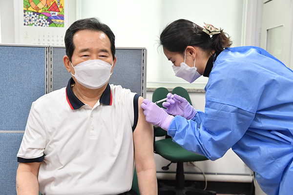 정세균 국무총리가 26일 오후 서울 종로구보건소에서 아스트라제네카(AZ) 백신을 맞고 있다.