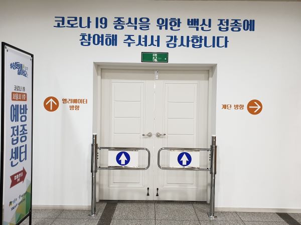 출구 방향에 전용 엘리베이터와 전용 계단이 있다.