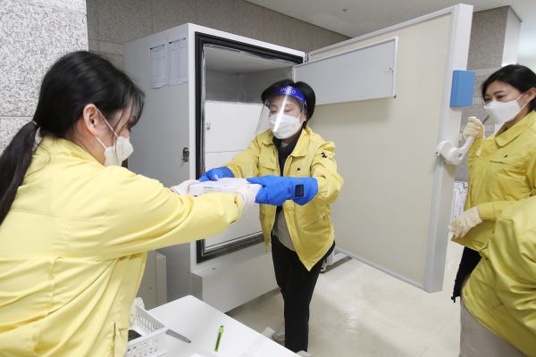 화이자 백신을 냉동고에 보관하고 있다.(사진=성동구청)