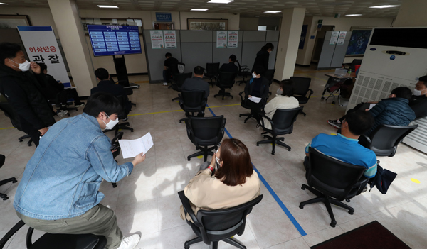 지난 24일 오전 광주 동구 조선대학교병원 의성관에 마련된 신종 코로나바이러스 감염증(코로나19) 호남권역 예방접종센터에서 의료기관 종사자가 화이자 백신 2차 접종을 마친 뒤 이상반응 관찰 공간에서 대기하고 있다. (사진=저작권자(c) 연합뉴스, 무단 전재-재배포 금지)