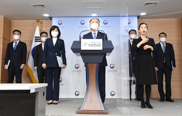 홍남기 부총리 겸 기획재정부 장관이 29일 오후 서울 광화문 정부서울청사에서 열린 ‘반부패정책협의회 결과’ 관련 브리핑에서 발표문을 낭독하고 있다. (사진=기획재정부)