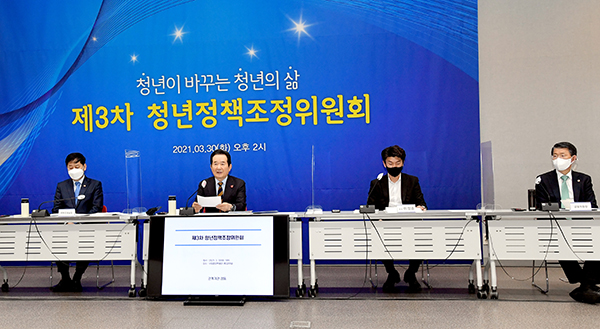 정세균 국무총리가 30일 서울 용산구 국립중앙박물관 교육관에서 열린 제3차 청년정책조정위원회를 주재하며 발언하고 있다.