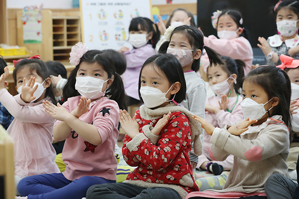 지난 10일 오전 광주 북구청어린이집에서 북구청 아동보호팀 직원들과 지역 경찰이 아이들에게 아동학대 대처법 교육에 나섰다. 사진은 교육을 받는 아이들이 아동학대를 거부하는 의사를 표현하는 모습.