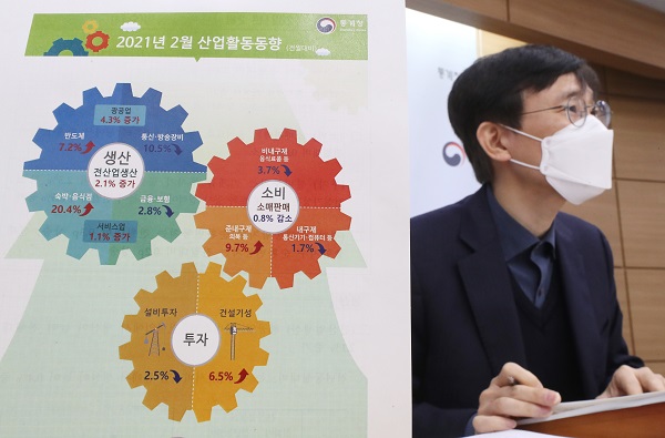 어운선 통계청 경제동향통계심의관이 31일 오전 세종시 정부세종청사에서 2021년 2월 산업활동동향을 발표하고 있다. (사진=저작권자(c) 연합뉴스, 무단 전재-재배포 금지)