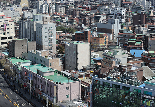 국토부가 도심 공공주택 복합개발사업의 첫 선도사업 후보지로 금천구, 도봉구, 영등포구, 은평구 등 서울 4개 구 21곳을 선정했다고 31일 밝혔다. 사진은 역세권 개발 후보지인 서울 은평구 불광동 연신내 인근 모습.(사진=저작권자(c) 연합뉴스, 무단 전재-재배포 금지)