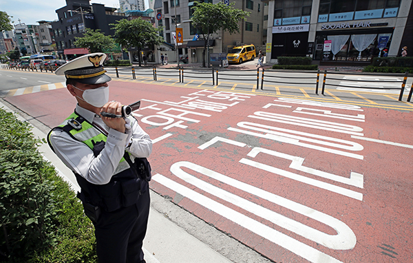 서울 성북구 정덕초등학교 앞 어린이보호구역 도로에서 경찰이 교통법규 위반 차량을 단속하고 있다.