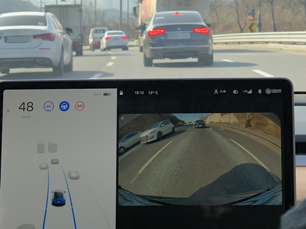 FSD(완전자율주행)모드로 도로를 주행하고 있는 모습. 테슬라는 터치 스크린으로 각종 기능을 조작한다.