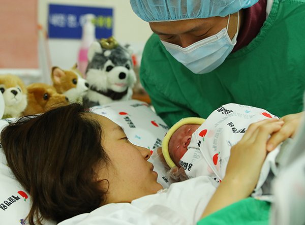 서울 중구 제일병원에서 태어난 아기가 엄마 품에서 안겨 있다.