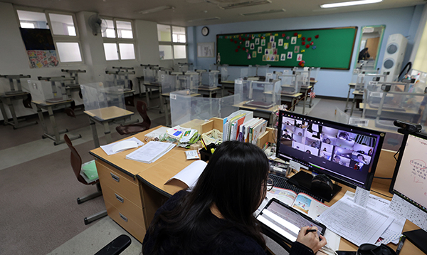 서울 노원구 용원초등학교에서 한 교사가 교실에서 원격수업을 하고 있다.