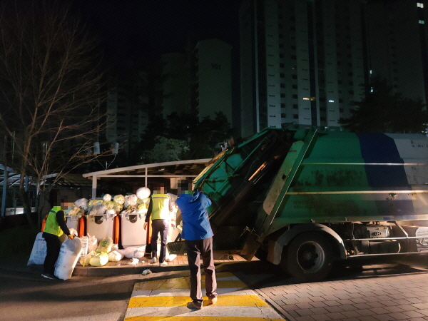 출근 시간 이후에는 교통체증으로 쓰레기 수거가 불가능해 새벽 작업을 할 수 밖에 없다.