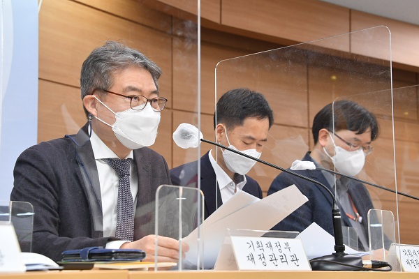 강승준 기재부 재정관리관이 5일 정부세종청사에서 열린 ‘2020회계연도 국가결산 결과 배경 브리핑’에서 주요내용을 발표하고 있다. (사진=기획재정부)
