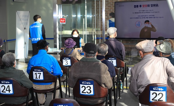 지난 1일 서울시 성북구 예방접종센터에서 화이자 예방접종을 받은 성북구 75세 이상 어르신들이 혹시 모를 이상 반응에 대비하기 위해 휴식실에서 대기하고 있다.(사진=저작권자(c) 연합뉴스, 무단 전재-재배포 금지)