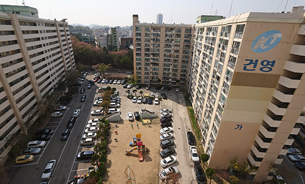 국토교통부는 7일 공공재건축 1차 선도사업 후보지 5곳을 발표했다. 사진은 이날 오후 서울 관악구 신림동 미성 건영 아파트 전경.(사진=저작권자(c) 연합뉴스, 무단 전재-재배포 금지)