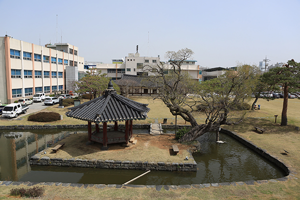 홍성군청 뒤편의 여하정. 1896년 관찰사 이승우가 세운 것으로 고목과 연못과 정자가 잘 어우러져 한 폭의 그림을 연상케 하고 있다. 이 덕분에 홍성군청은 문화재로 둘러싸인 빼어난 경관을 자랑하고 있다.