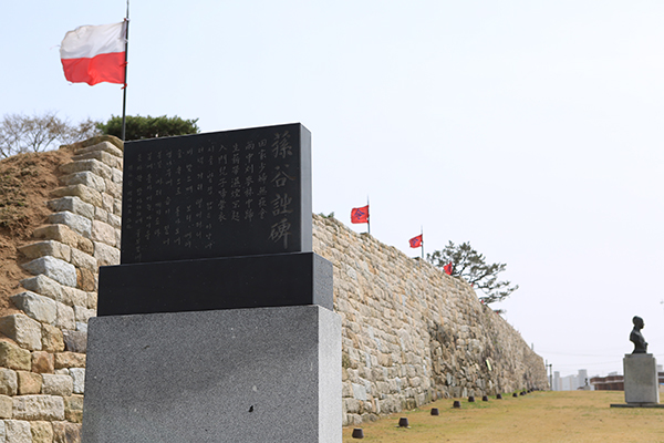 홍성군청 옆 홍주성터에 세워진 손곡 이달의 시비. 홍성군 구항면 황곡리에서 태어났다. 양반인 아버지와 홍주관기였던 어머니 사이에서 서얼로 출생하여 벼슬에 나아가지 못하고 강원도 원주 손곡에 은거하여 살면서 빼어난 시편들을 남긴 ‘삼당시인’이다.