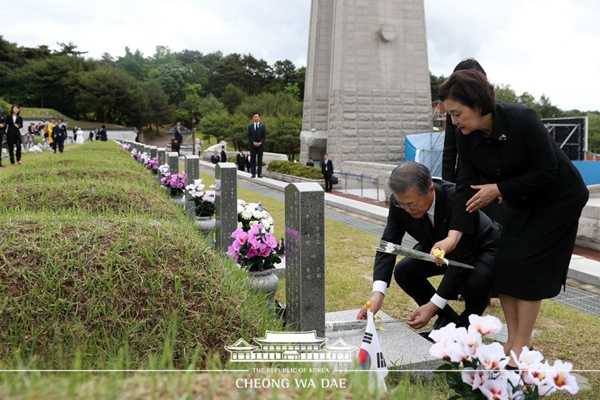 국립5.18민주묘지에 헌화하고 있는 문재인 대통령 내외.(출처=청와대 누리집)