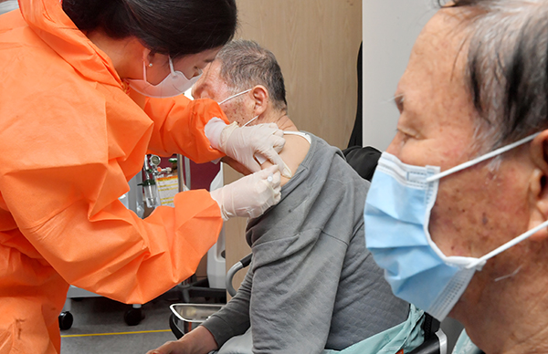광주 북구 동행요양병원에서 65세 이상 환자들이 코로나19 백신을 접종 받고 있다.