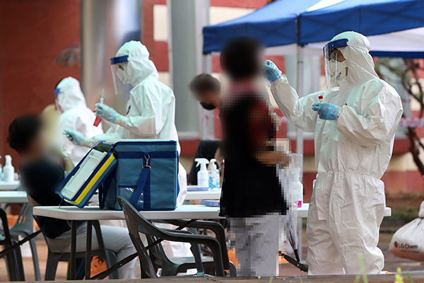 광주 북구에서 자가격리 해제를 앞둔 코로나19 완치자가 진단검사를 받고 있다.