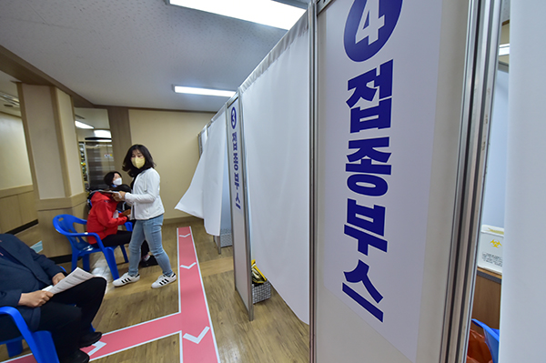 14일 오전 제주 서귀포시 동홍동에 마련된 서귀포시 지역 코로나19 예방접종센터에서 접종 모의훈련이 실시되고 있다.