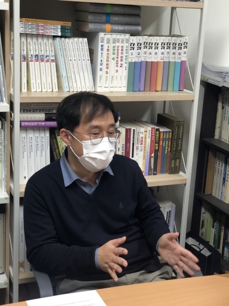 인터뷰를 진행하고 계시는 오제연 교수님