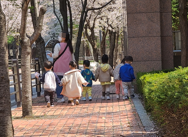 야외 체험학습을 나온 어린이들이 마스크를 예쁘게 잘 착용했다.