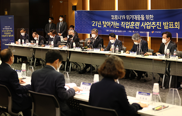 이재갑 고용노동부 장관이 19일 오후 서울 중구 연세대학교세브란스빌딩에서 열린 ‘코로나19 위기대응을 위한 21년 찾아가는 직업훈련 사업추진 발표회’에서 인사말을 하고 있다.