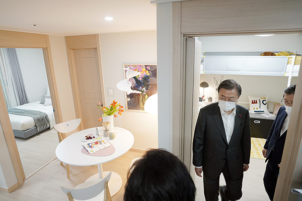 문재인 대통령이 지난해 12월 경기 화성시 동탄 공공임대주택에서 내부를 살펴보고 있다.(사진=청와대)