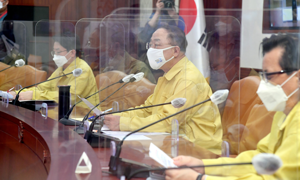 홍남기 국무총리 직무대행(경제부총리 겸 기획재정부 장관)이 21일 정부서울청사에서 열린 코로나19 중대본 회의에서 발언하고 있다.