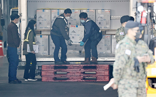 21일 오전 인천국제공항 화물터미널에서 관계자들이 정부가 화이자와 직접 계약한 백신 25만 회분(12만5000 명분)을 옮기고 있다. 정부가 화이자와 계약을 체결한 물량은 총 2600만 회분(1300만 명분)이고 이 가운데 700만 회분이 상반기에 인도된다. 이날 25만 회분이 도입되면 상반기 물량 700만 회분 중 175만 회분 도입이 완료된다. (사진=저작권자(c) 연합뉴스, 무단 전재-재배포 금지)