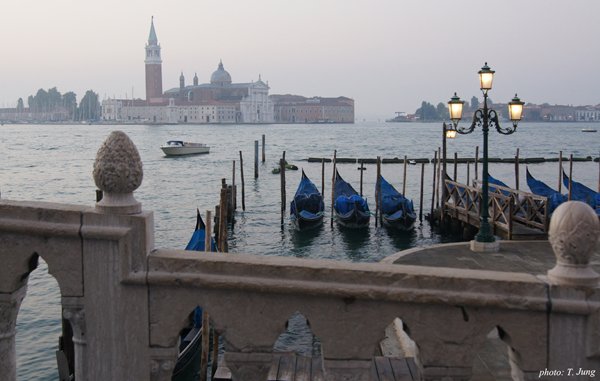 봄 아침 빛의 베네치아 바다.