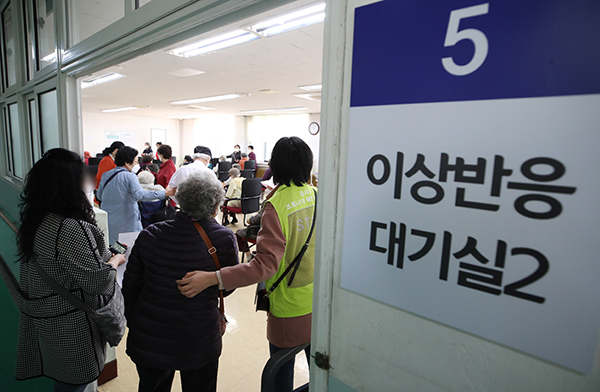 19일 서울 강서구 코로나19 백신 예방접종센터에서 어르신들이 접종 후 이상반응 대기실에서 대기하고 있다.