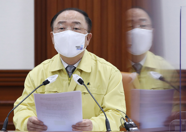 홍남기 국무총리 직무대행(경제부총리 겸 기획재정부 장관)이 23일 정부서울청사에서 열린 코로나19 중대본 회의를 주재하고 있다.