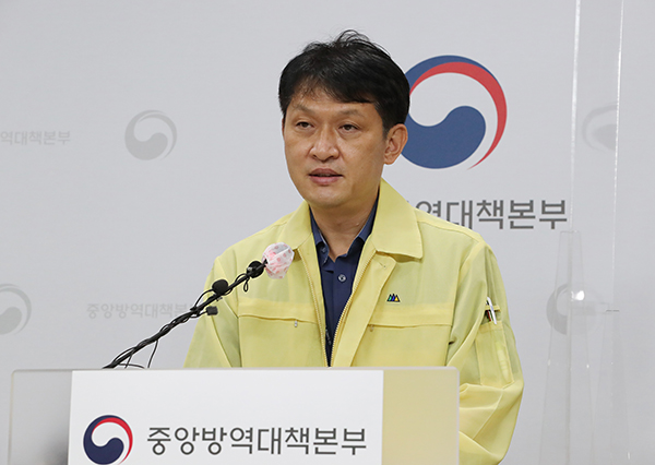 이상원 중앙방역대책본부 역학조사분석단장이 중앙방역대책본부 정례브리핑을 하고 있다.